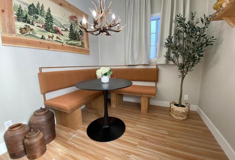 디럭스 스위트 킹 침대, Viking Inn