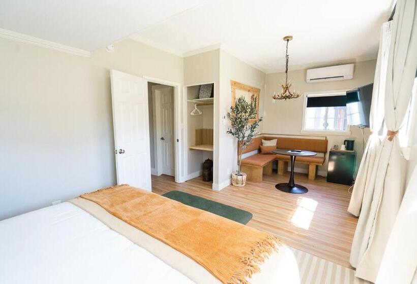 디럭스 스위트 킹 침대, Viking Inn