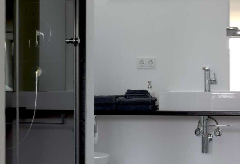 Апартаменты 1 Спальня, No Shoes Hotel And Green Bar