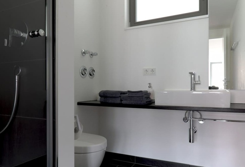 Апартаменты 1 Спальня, No Shoes Hotel And Green Bar