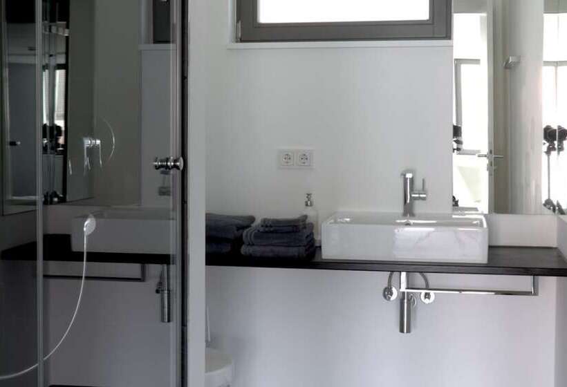 Апартаменты 1 Спальня, No Shoes Hotel And Green Bar