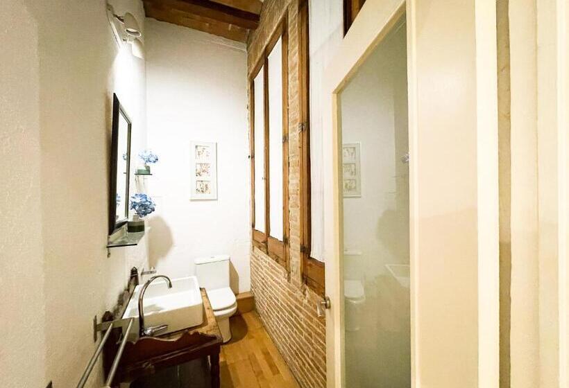 اتاق استاندارد چهار تخته, By Born Rooms