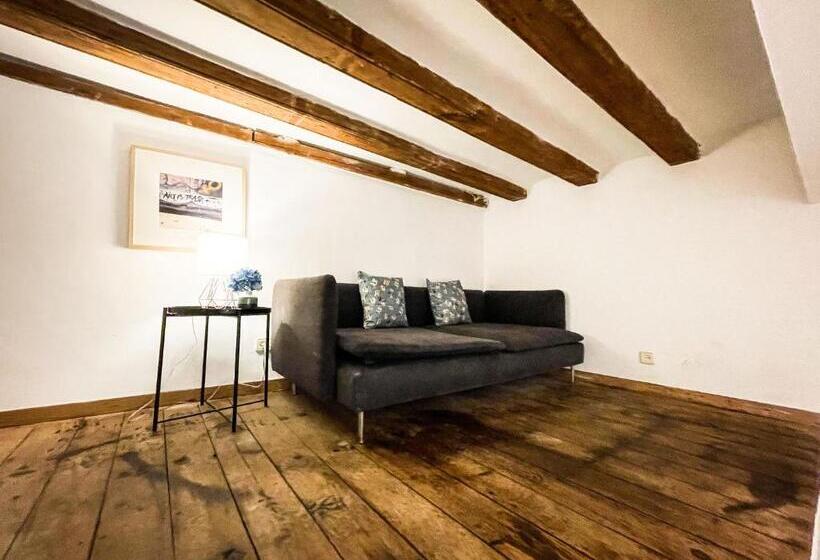 اتاق استاندارد چهار تخته, By Born Rooms