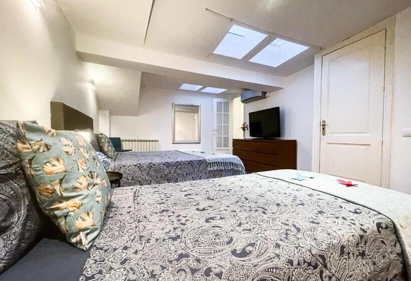 اتاق استاندارد سه نفره, By Born Rooms