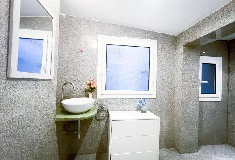 اتاق استاندارد سه نفره, By Born Rooms