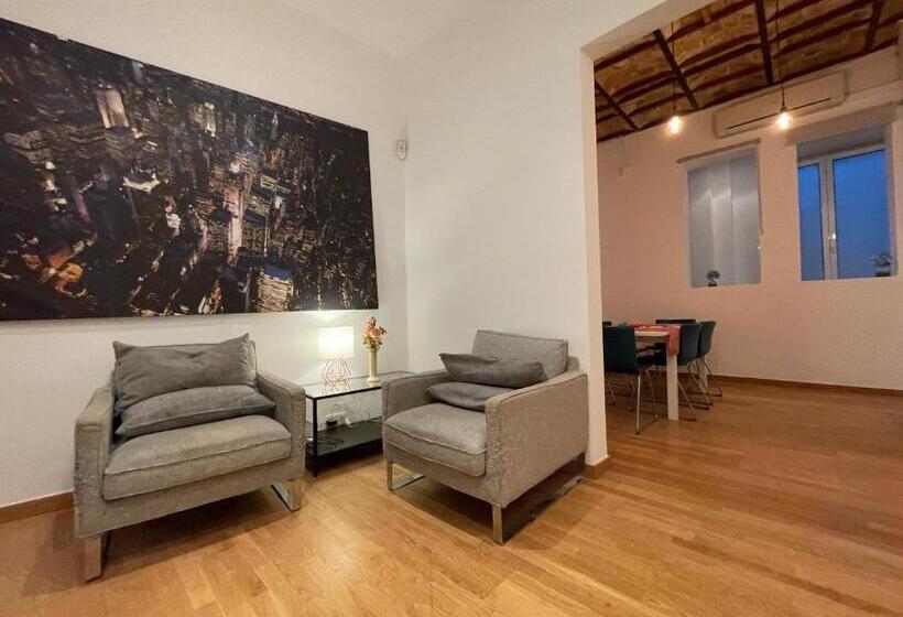 اتاق استاندارد با سرویس بهداشتی مشترک, By Born Rooms