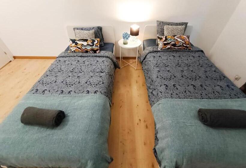 اتاق استاندارد با سرویس بهداشتی مشترک, By Born Rooms