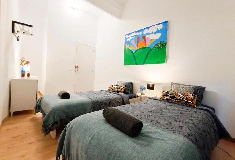 اتاق استاندارد با سرویس بهداشتی مشترک, By Born Rooms