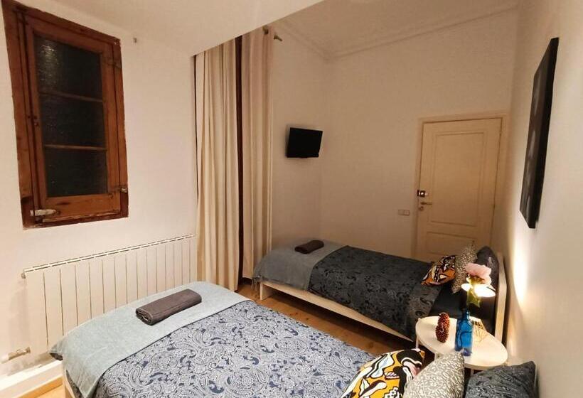 اتاق استاندارد با سرویس بهداشتی مشترک, By Born Rooms