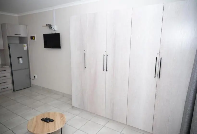 Standard-huone Sisäpuolella, Faces Guesthouse La Provance
