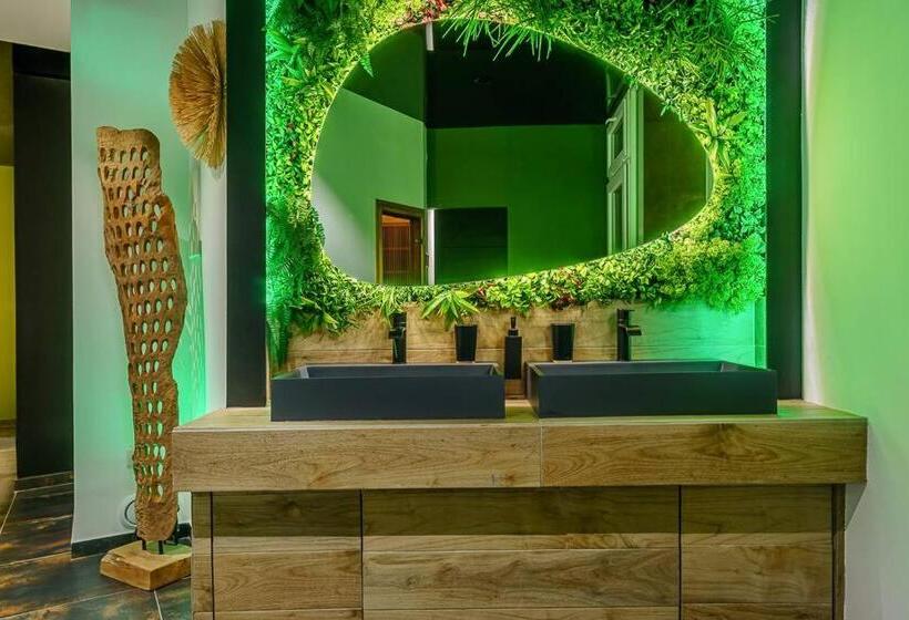 套房配有游泳池, Evasion Antillaise