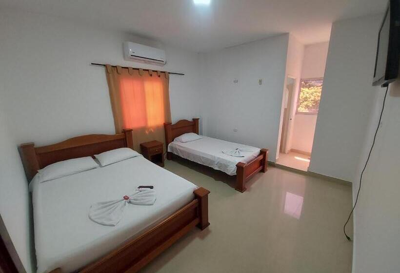 غرفة قياسية ثلاثية, London Con Parqueadero