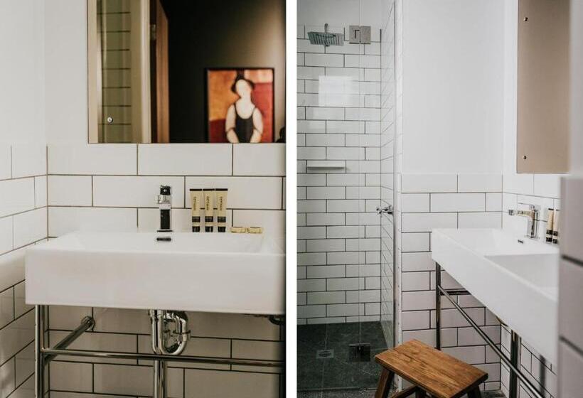 스탠다드 룸 킹사이즈 침대, The Amalfi Minimalist Room 501