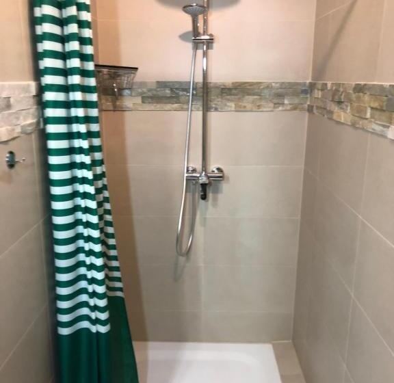 标准单人间共用浴室, Das Abendrote Haus