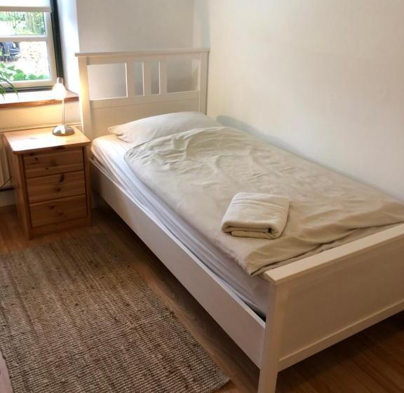 标准单人间共用浴室, Das Abendrote Haus