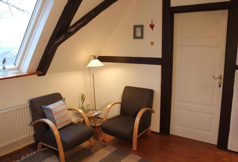 标准间, Das Abendrote Haus