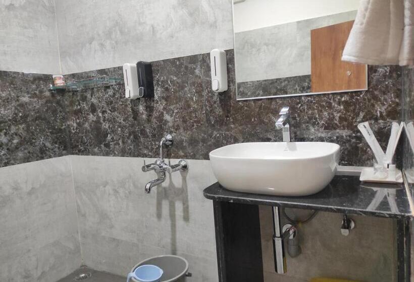 חדר סטנדרט לשלושה, A G Palace