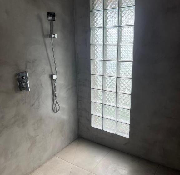 اتاق لوکس, Diana Lodge