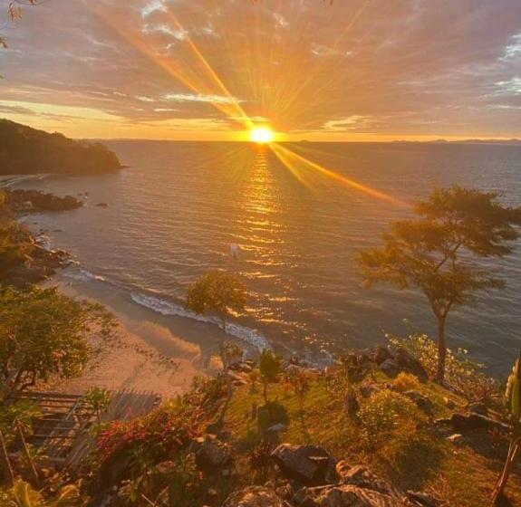 اتاق لوکس با چشم‌انداز دریا, Diana Lodge