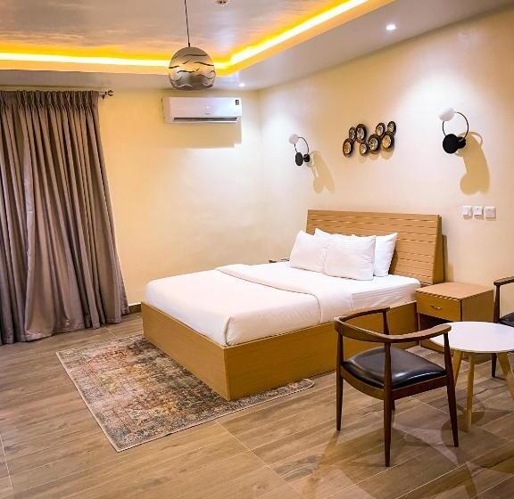 سوییت لوکس, The Address