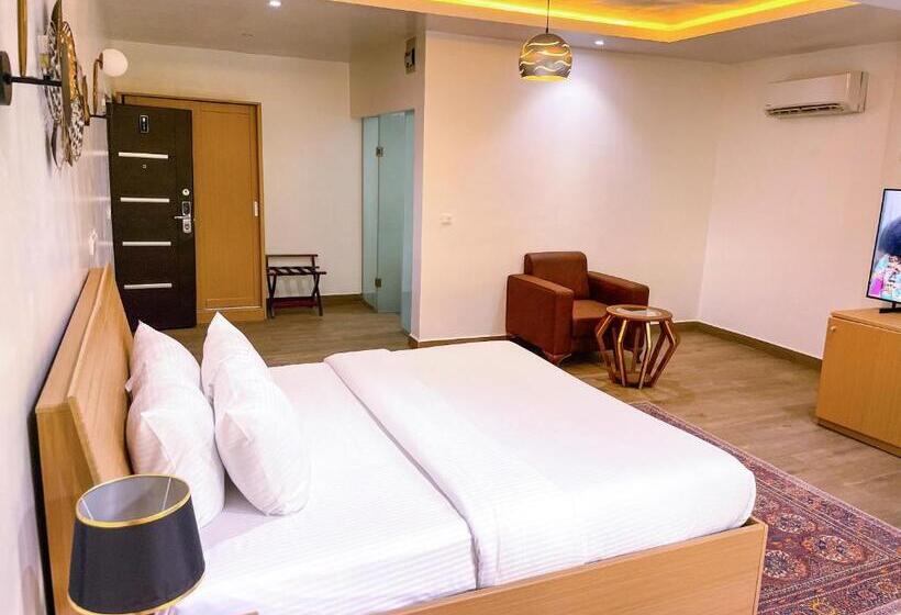 سوییت لوکس, The Address