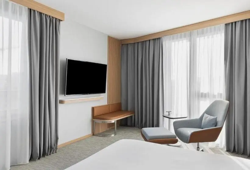 キングサイズベッドのスタンダードルーム, Courtyard By Marriott Biel Bienne