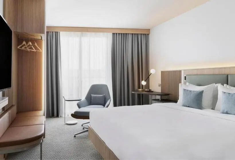 キングサイズベッド、シティビューデラックスルーム, Courtyard By Marriott Biel Bienne