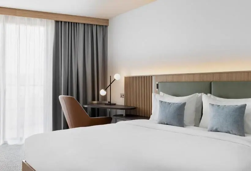 キングサイズベッド、シティビューデラックスルーム, Courtyard By Marriott Biel Bienne