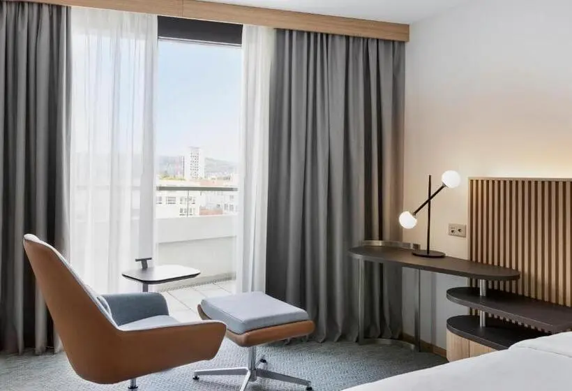 キングサイズベッド、シティビューデラックスルーム, Courtyard By Marriott Biel Bienne