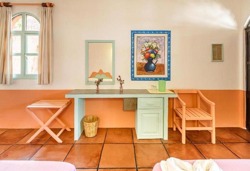 غرفه قياسيه سريرين مزدوجين, Flor De Maria