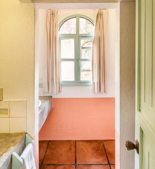 غرفه قياسيه سريرين مزدوجين, Flor De Maria