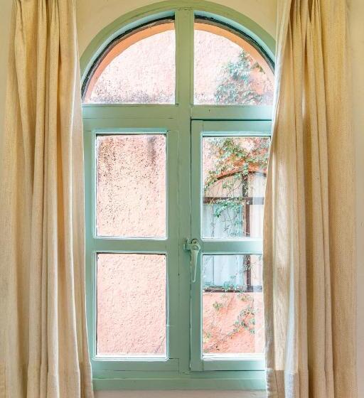 غرفه قياسيه سريرين مزدوجين, Flor De Maria