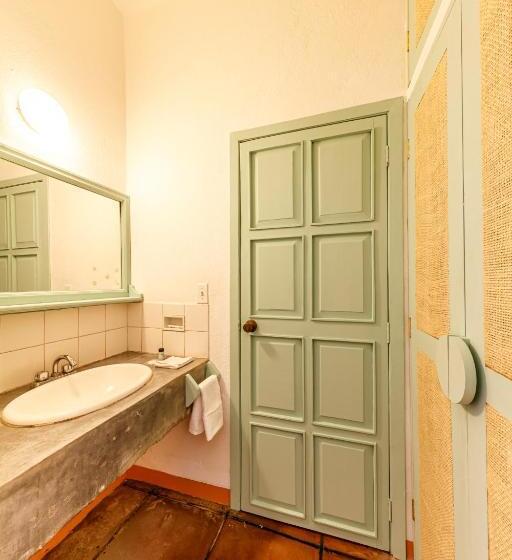 غرفه قياسيه سريرين مزدوجين, Flor De Maria