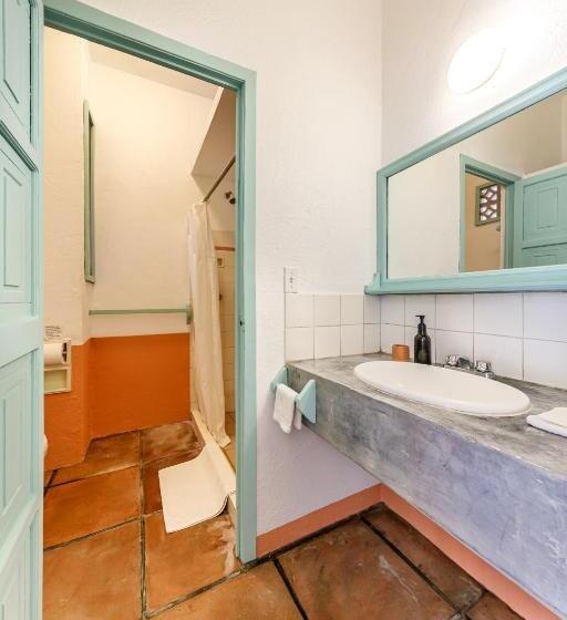 غرفه قياسيه سريرين مزدوجين, Flor De Maria