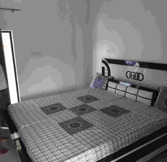 חדר קלאסי לשלושה, Spot On Anoop