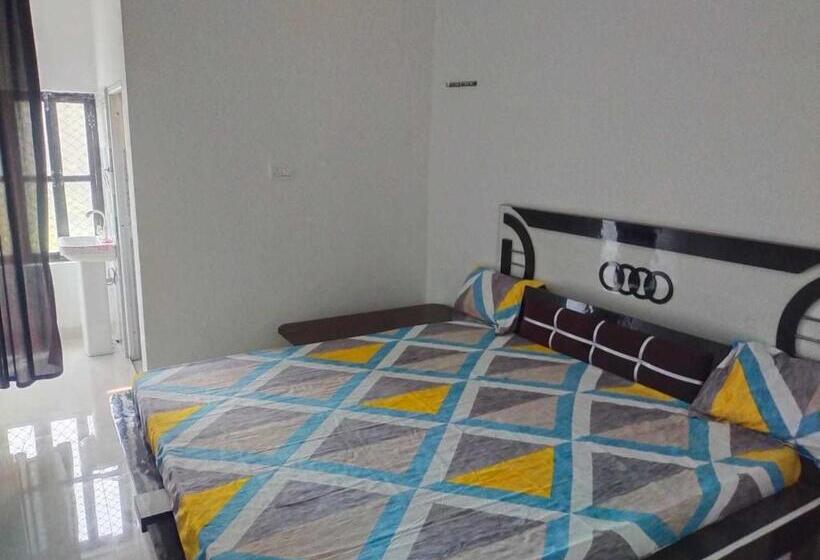 חדר קלאסי לשלושה, Spot On Anoop