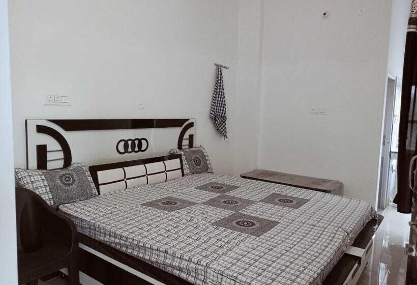 חדר קלאסי לשלושה, Spot On Anoop