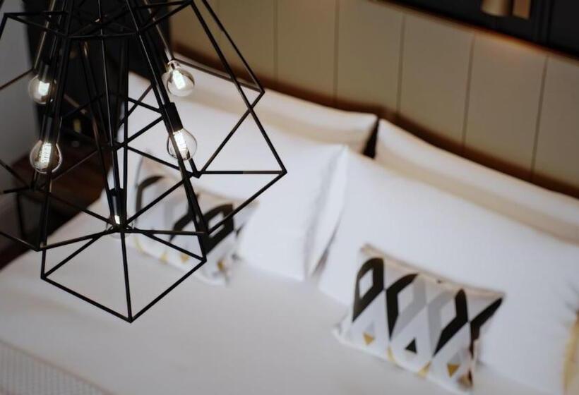 جناح سرير كينج, King Street Apart