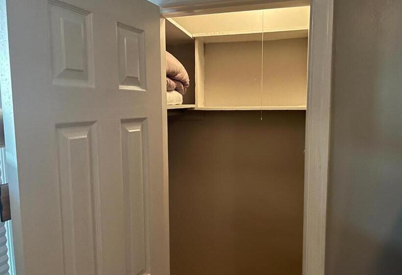 バス共有のスタンダードルーム, Columbus Property