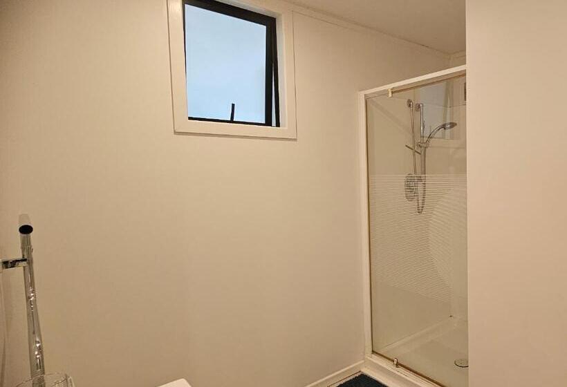 استودیوی استاندارد, Forest Waters Bungalow