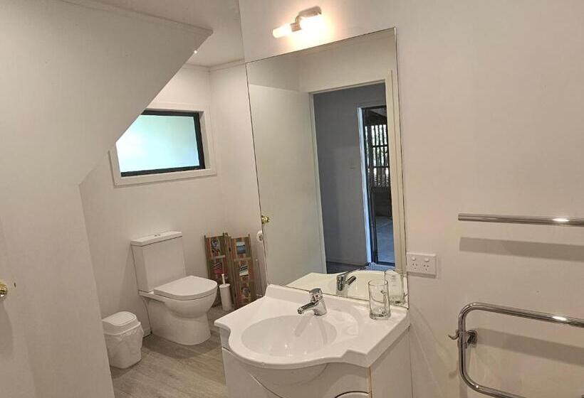 استودیوی استاندارد, Forest Waters Bungalow