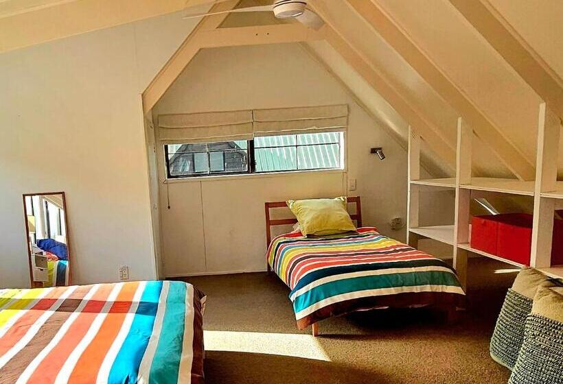 استودیوی استاندارد, Forest Waters Bungalow