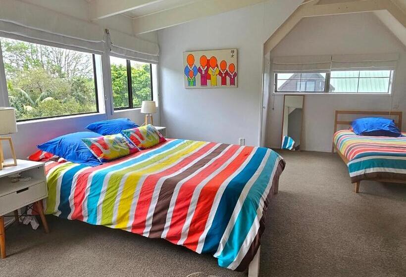 استودیوی استاندارد, Forest Waters Bungalow