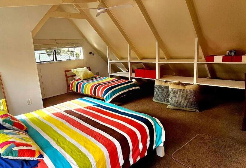 استودیوی استاندارد, Forest Waters Bungalow