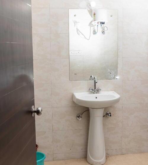 Classic Kolmen Hengen Huone, Oyo Hotel Pinaki Stay Near Noida Sector 51 Metro Station