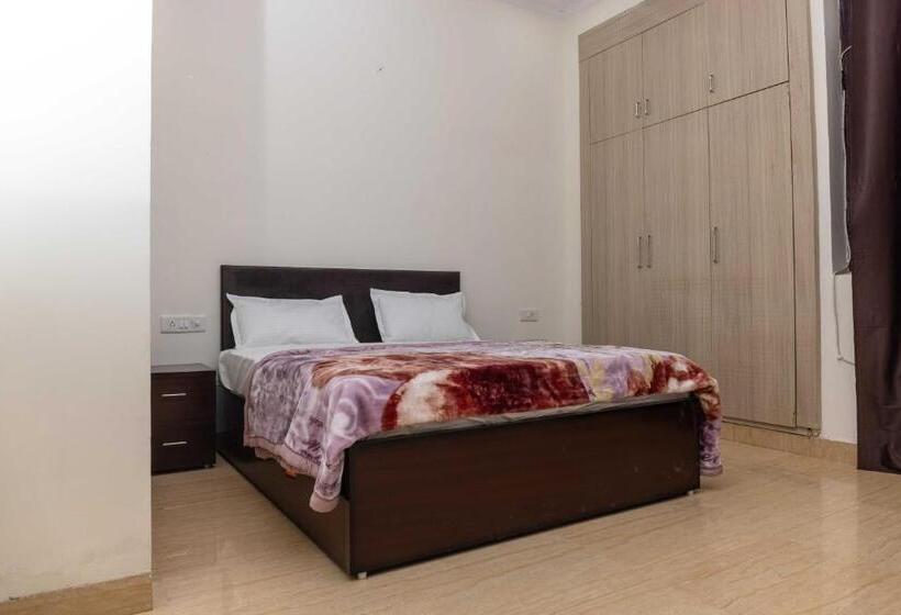 Classic Kolmen Hengen Huone, Oyo Hotel Pinaki Stay Near Noida Sector 51 Metro Station