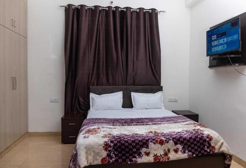 Classic Kolmen Hengen Huone, Oyo Hotel Pinaki Stay Near Noida Sector 51 Metro Station