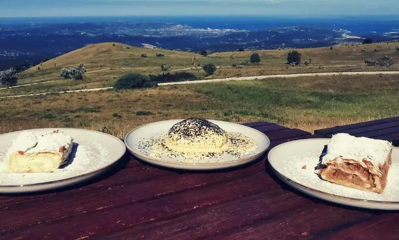 تختخواب در اتاق مشترک, Tumova Koča Na Slavniku