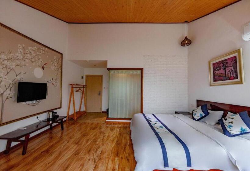 Standard Room Mountain View, Serene Vale Inn Guilin Free One Way Pick Up Service To High Speed Railway Station For 2 Nights