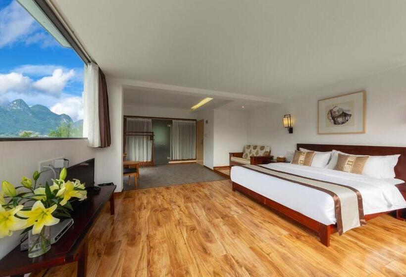 Standard Room King Size Bed, Serene Vale Inn Guilin Free One Way Pick Up Service To High Speed Railway Station For 2 Nights